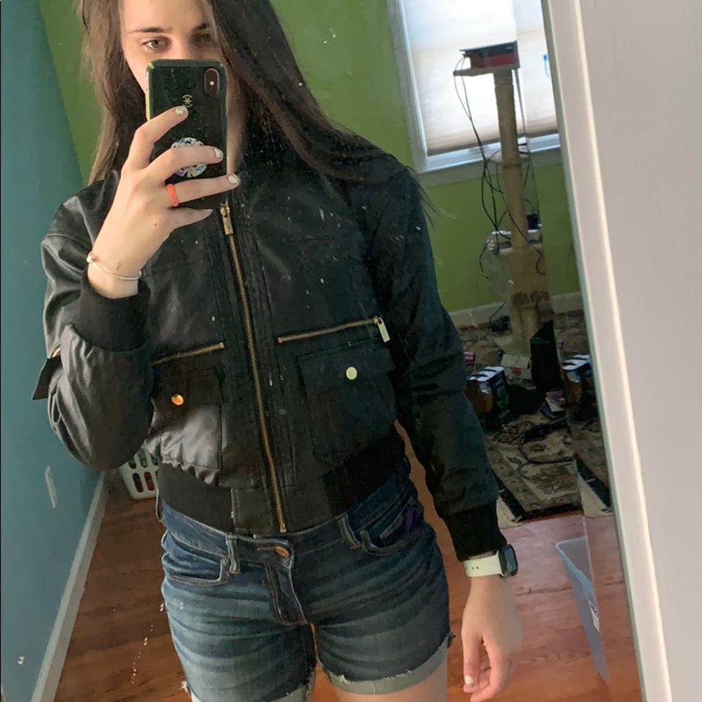 A  cropped leather jacket 💕